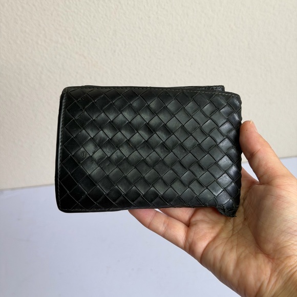 Bottega Veneta Intrecciato leather bi-fold wallet in black - Picture 5 of 11